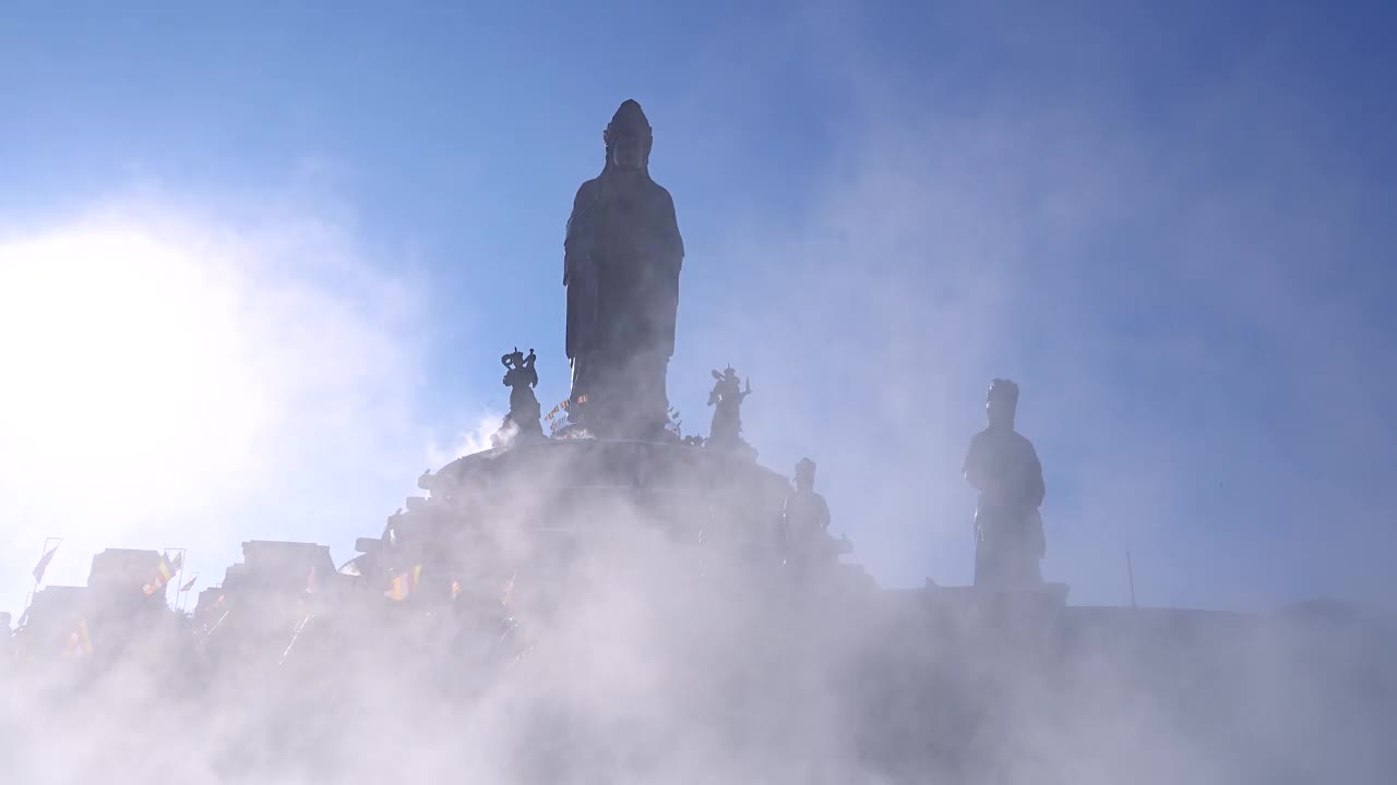 越南德宁省巴登山旅游区的景色。一个独特的佛教建筑，海拔最高，从下面看是非常美丽的。视频下载