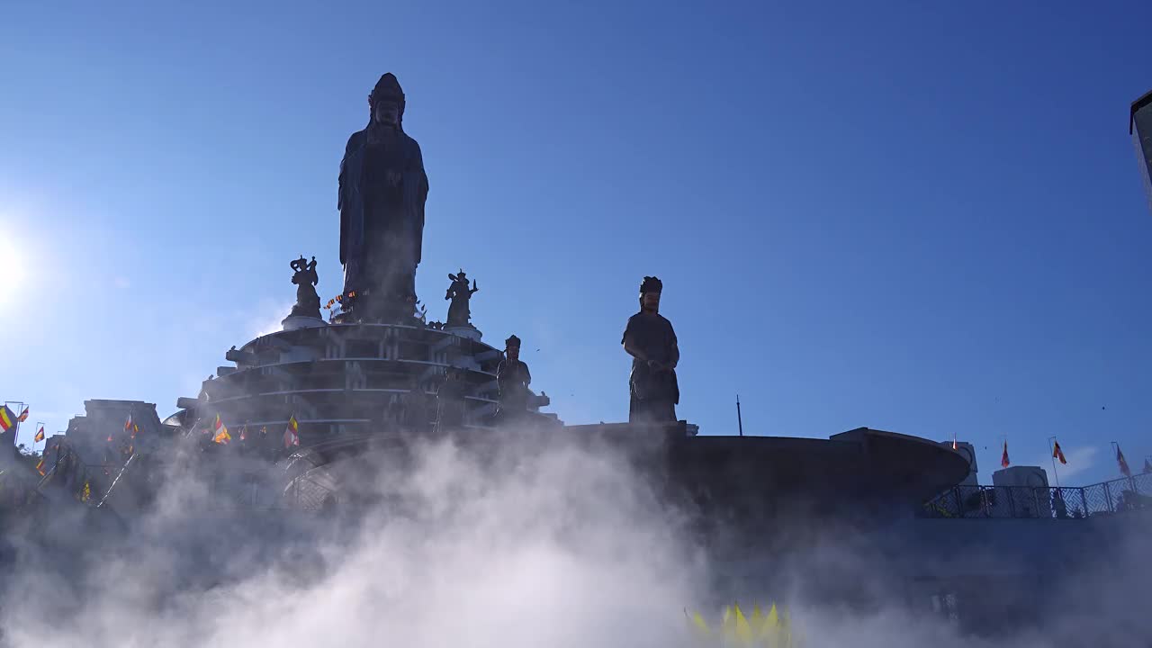 越南德宁省巴登山旅游区的景色。一个独特的佛教建筑，海拔最高，从下面看是非常美丽的。视频下载