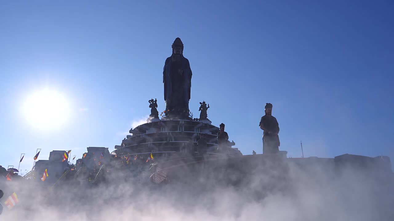 越南德宁省巴登山旅游区的景色。一个独特的佛教建筑，海拔最高，从下面看是非常美丽的。视频下载