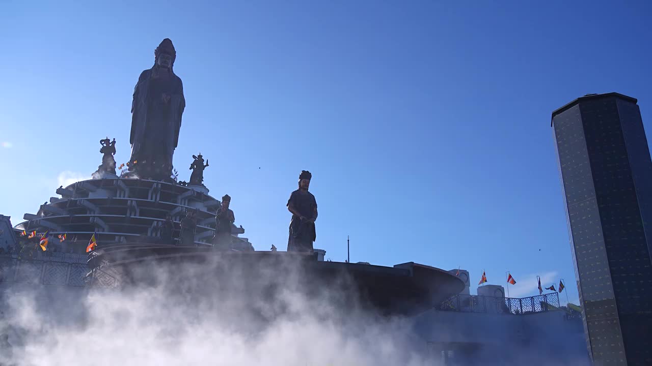 越南德宁省巴登山旅游区的景色。一个独特的佛教建筑，海拔最高，从下面看是非常美丽的。视频素材