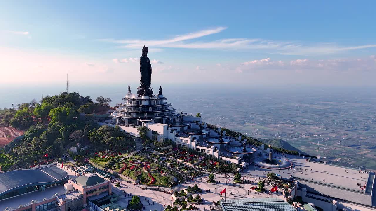 越南德宁省巴登山旅游区的景色。一个独特的佛教建筑，海拔最高，从下面看是非常美丽的。视频下载