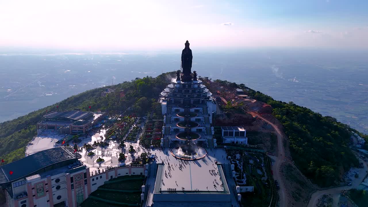 越南德宁省巴登山旅游区的景色。一个独特的佛教建筑，海拔最高，从下面看是非常美丽的。视频下载