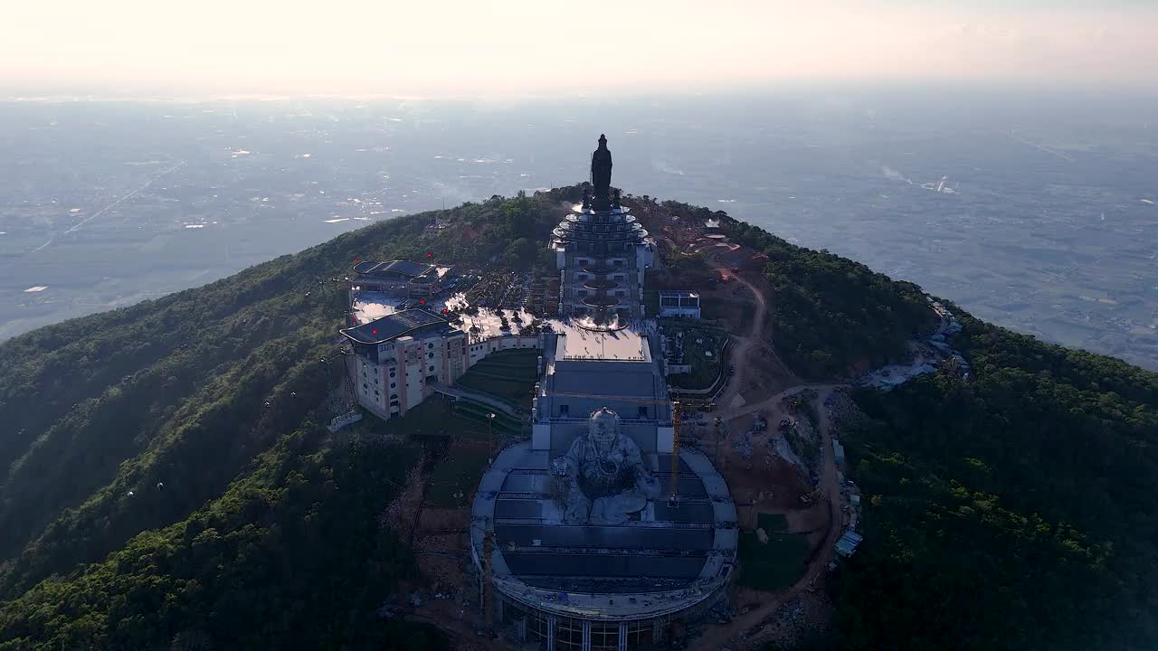 越南德宁省巴登山旅游区的景色。一个独特的佛教建筑，海拔最高，从下面看是非常美丽的。视频下载