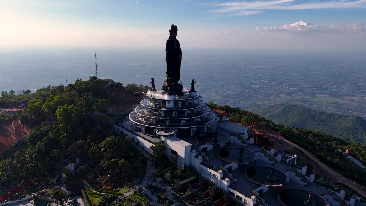 越南德宁省巴登山旅游区的景色。一个独特的佛教建筑，海拔最高，从下面看是非常美丽的。视频下载