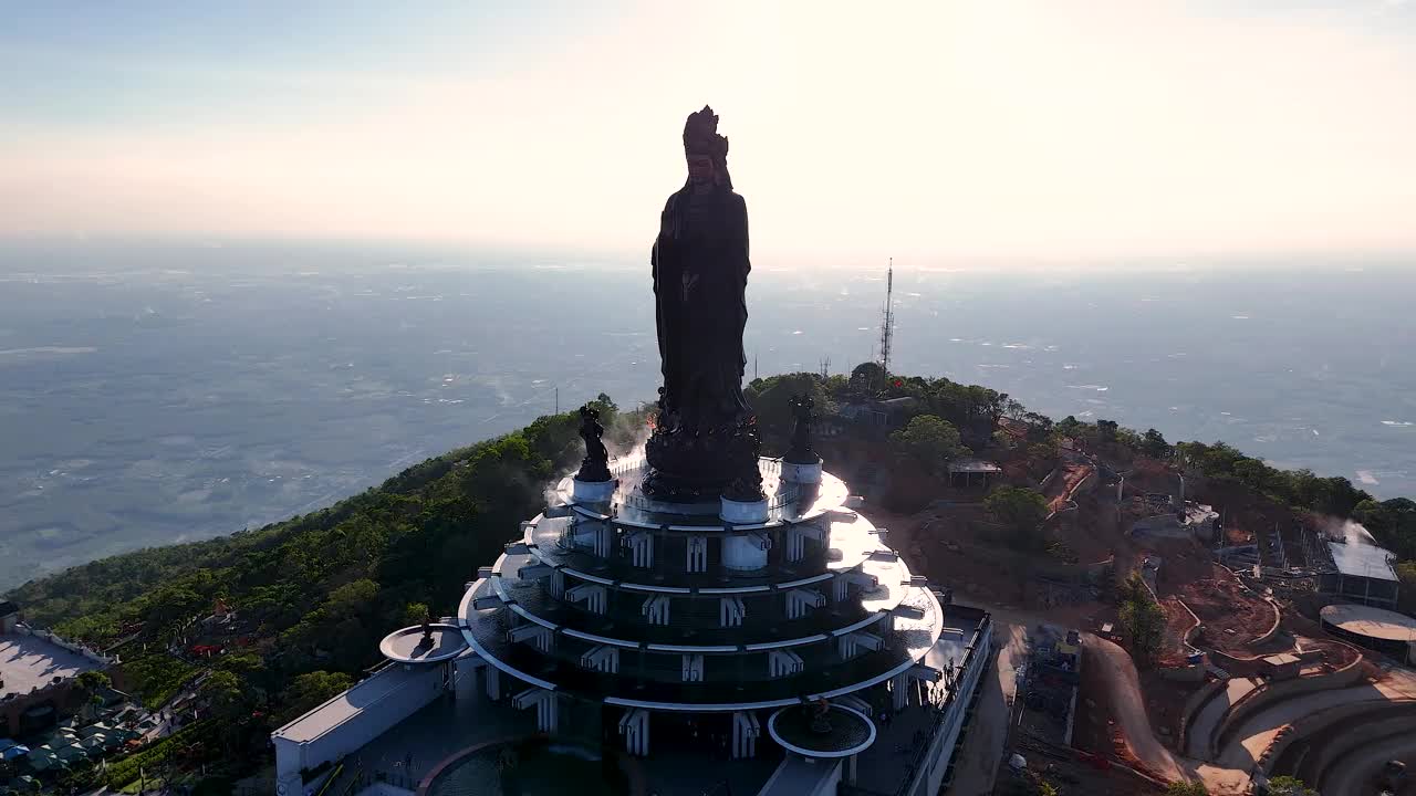 越南德宁省巴登山旅游区的景色。一个独特的佛教建筑，海拔最高，从下面看是非常美丽的。视频下载