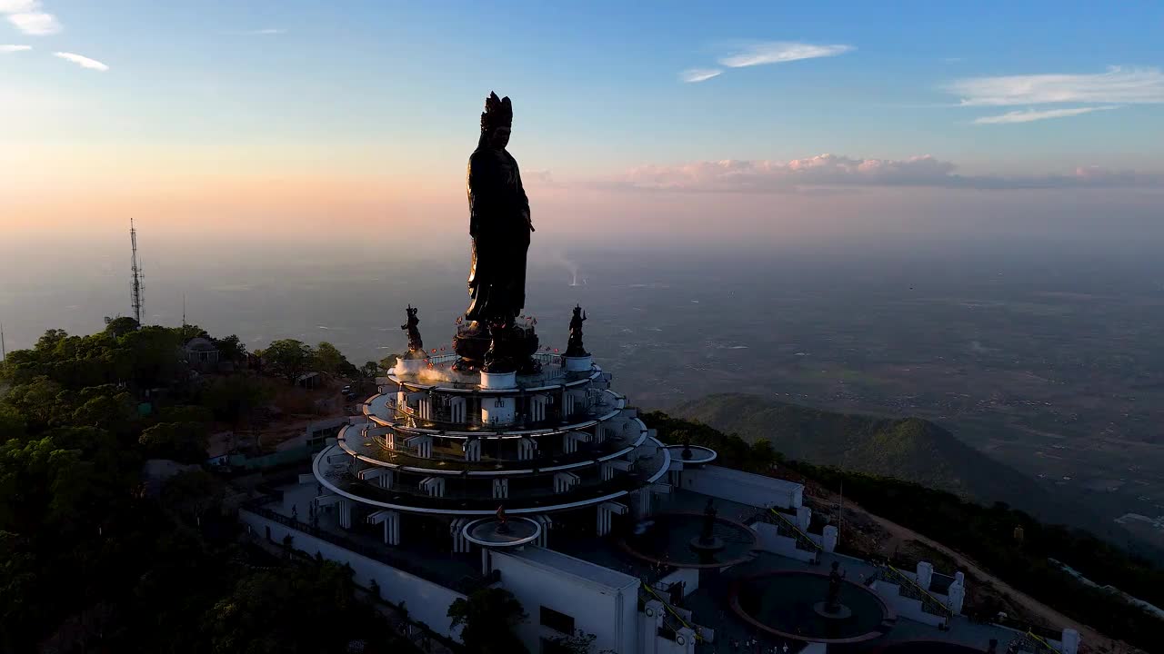 越南德宁省巴登山旅游区的景色。一个独特的佛教建筑，海拔最高，从下面看是非常美丽的。视频下载