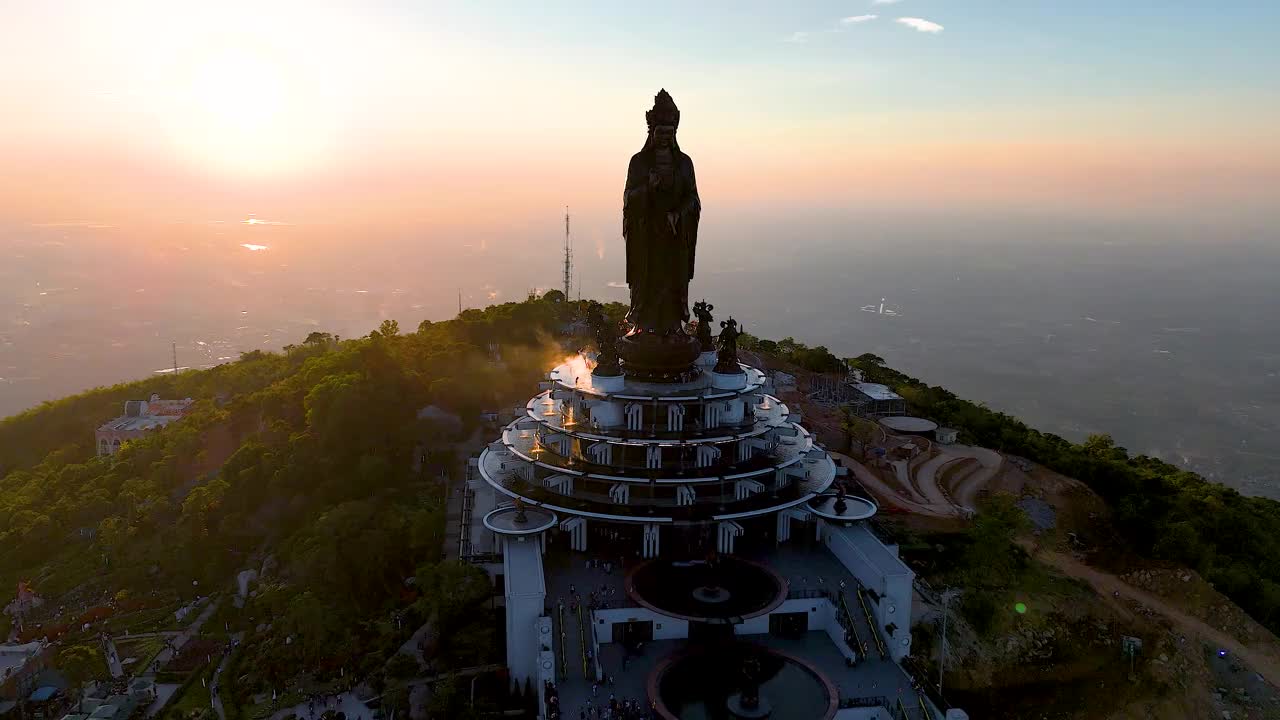 越南德宁省巴登山旅游区的景色。一个独特的佛教建筑，海拔最高，从下面看是非常美丽的。视频下载