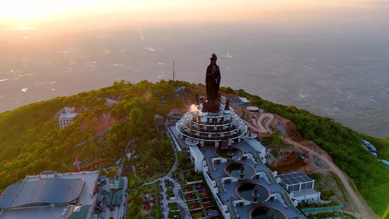 越南德宁省巴登山旅游区的景色。一个独特的佛教建筑，海拔最高，从下面看是非常美丽的。视频素材