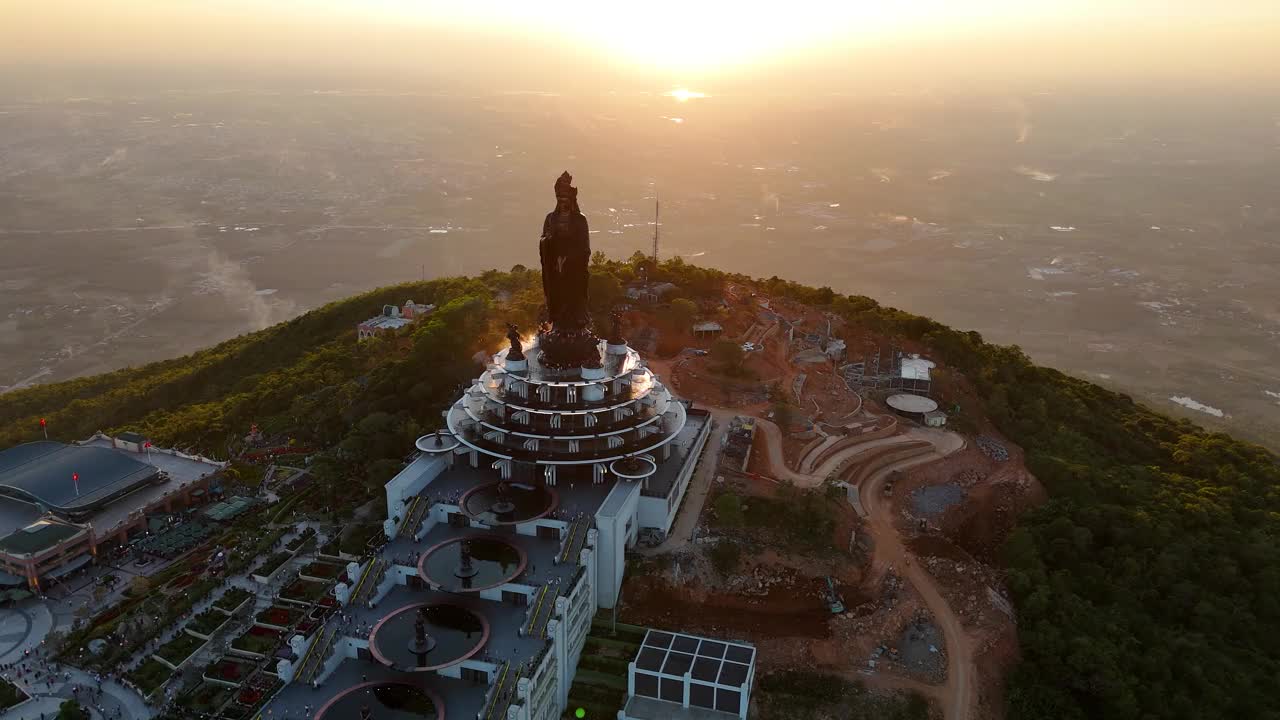 越南德宁省巴登山旅游区的景色。一个独特的佛教建筑，海拔最高，从下面看是非常美丽的。视频下载