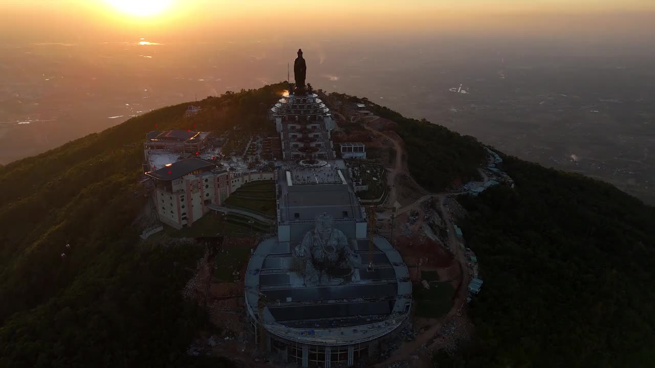 越南德宁省巴登山旅游区的景色。一个独特的佛教建筑，海拔最高，从下面看是非常美丽的。视频下载