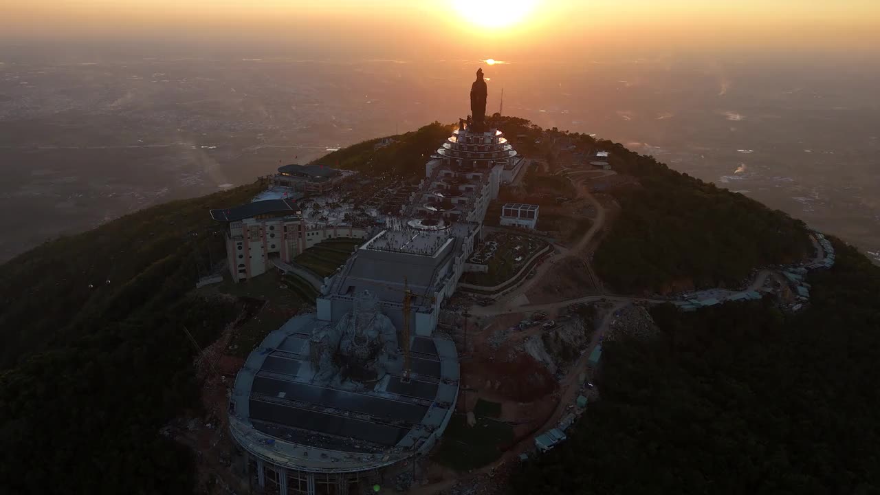 越南德宁省巴登山旅游区的景色。一个独特的佛教建筑，海拔最高，从下面看是非常美丽的。视频下载