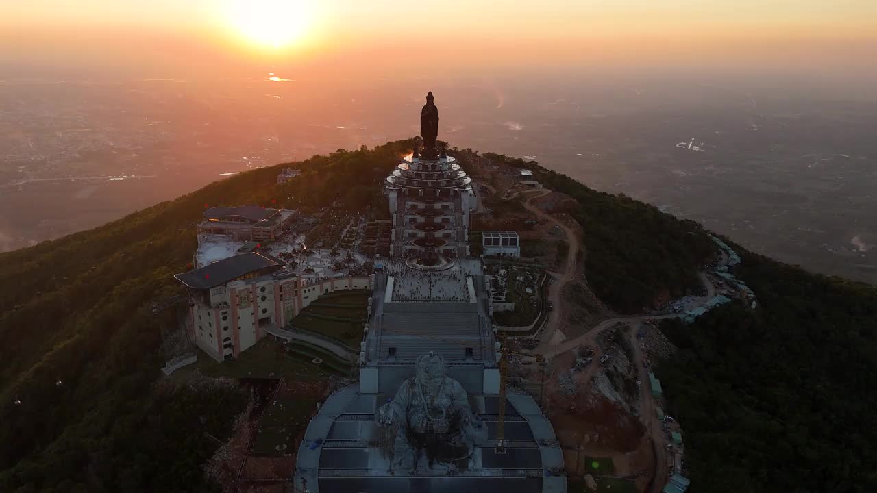 越南德宁省巴登山旅游区的景色。一个独特的佛教建筑，海拔最高，从下面看是非常美丽的。视频下载