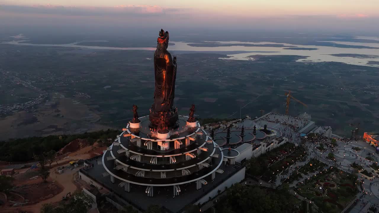 越南德宁省巴登山旅游区的景色。一个独特的佛教建筑，海拔最高，从下面看是非常美丽的。视频下载