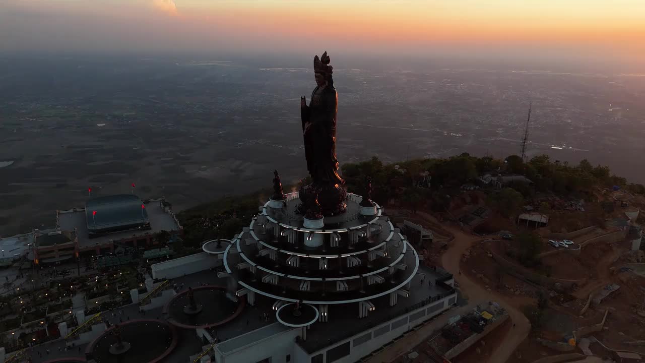 越南德宁省巴登山旅游区的景色。一个独特的佛教建筑，海拔最高，从下面看是非常美丽的。视频素材