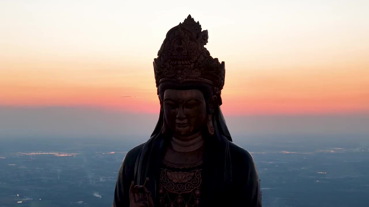 越南德宁省巴登山旅游区的景色。一个独特的佛教建筑，海拔最高，从下面看是非常美丽的。视频下载