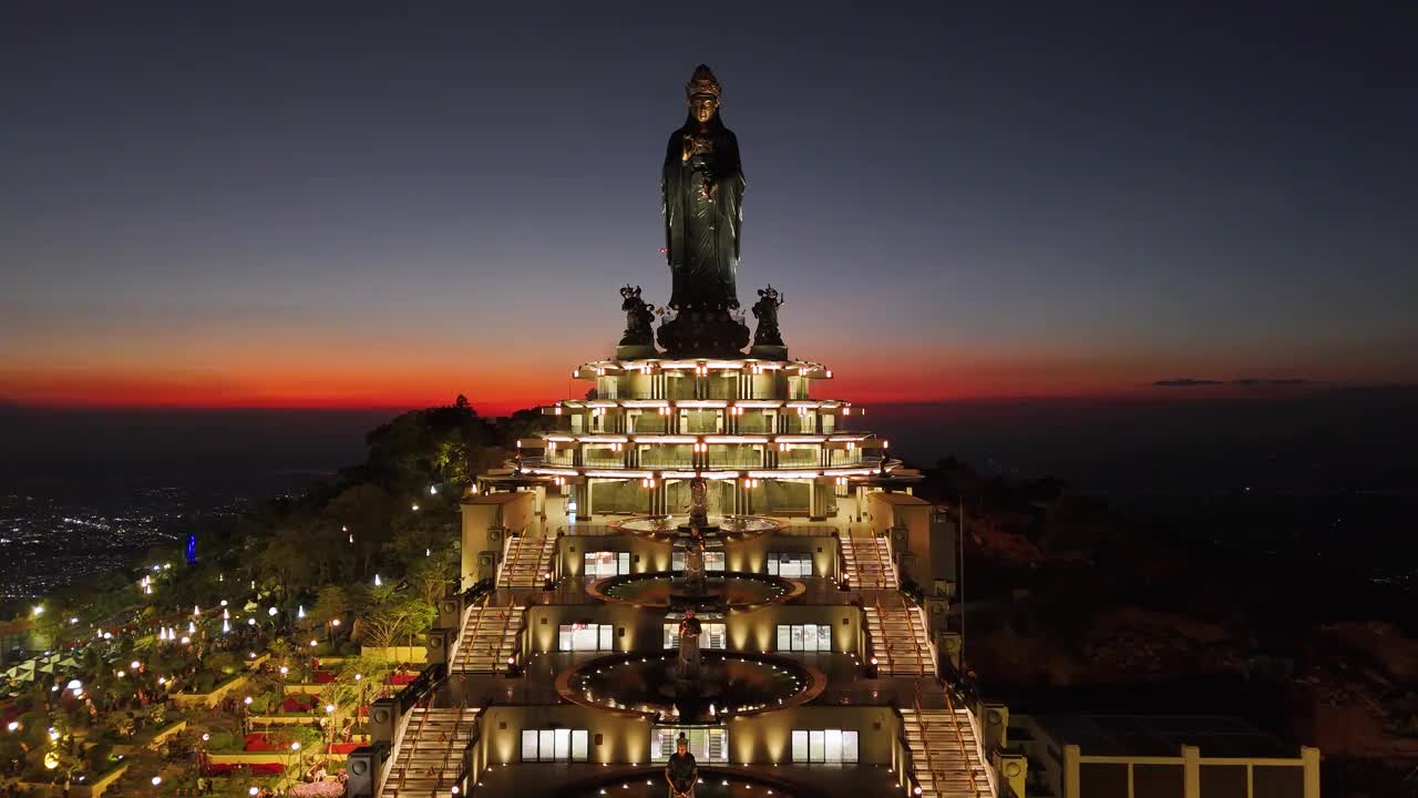 越南德宁省巴登山旅游区的景色。一个独特的佛教建筑，海拔最高，从下面看是非常美丽的。视频下载