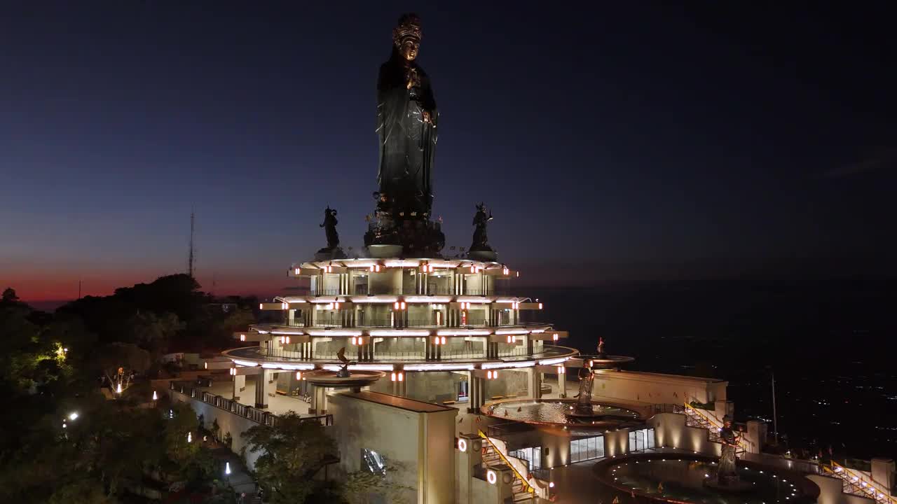 越南德宁省巴登山旅游区的景色。一个独特的佛教建筑，海拔最高，从下面看是非常美丽的。视频下载