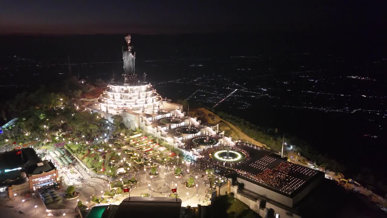 越南德宁省巴登山旅游区的景色。一个独特的佛教建筑，海拔最高，从下面看是非常美丽的。视频下载