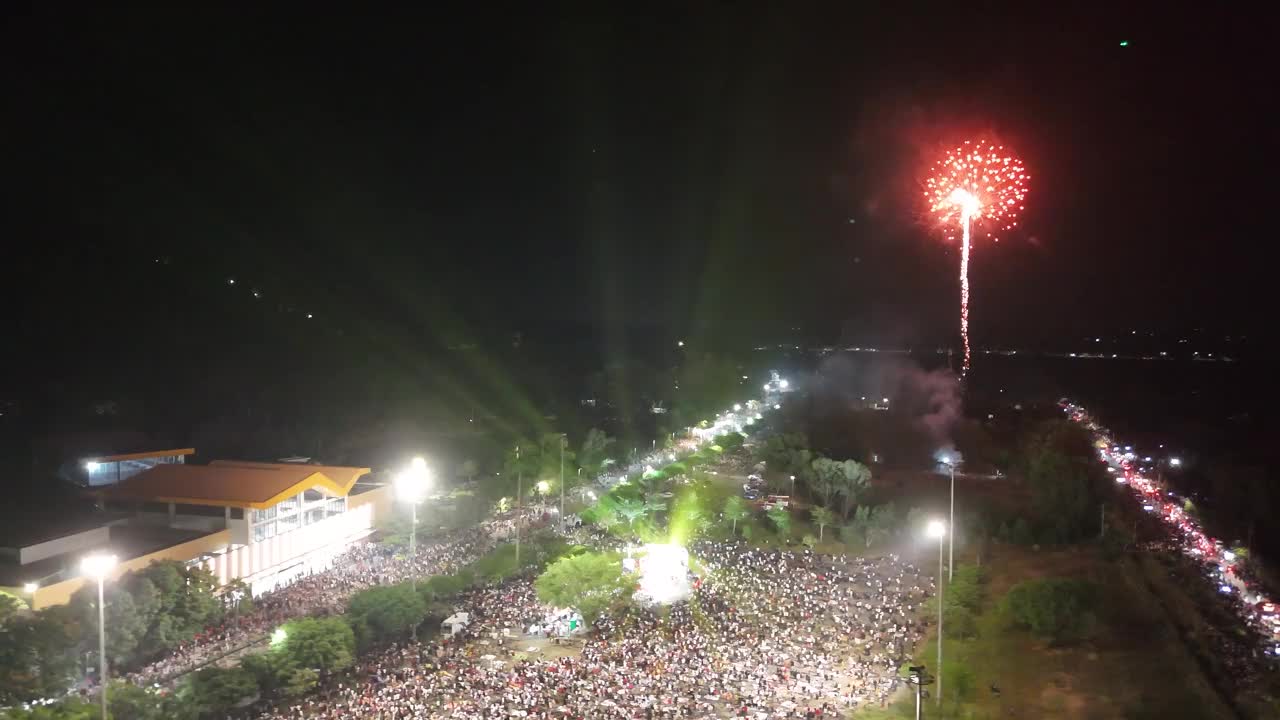 庆祝。烟花照亮了越南德宁市巴登山的天空。美丽的夜景城市景观。假期，庆祝新年和春节假期视频下载