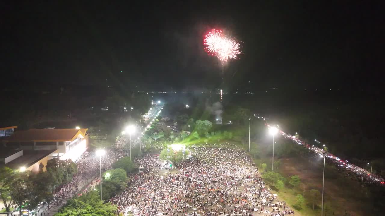 庆祝。烟花照亮了越南德宁市巴登山的天空。美丽的夜景城市景观。假期，庆祝新年和春节假期视频下载