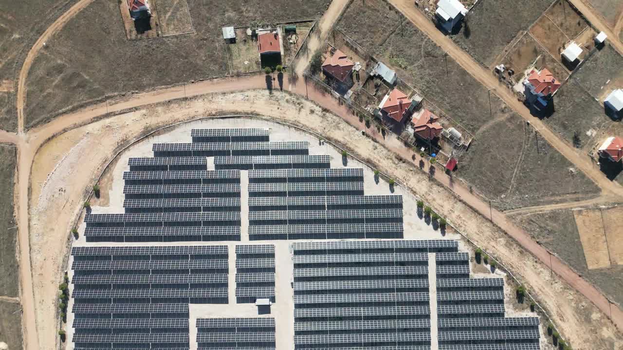 一个未来的太阳能发电厂在一个住宅区视频下载