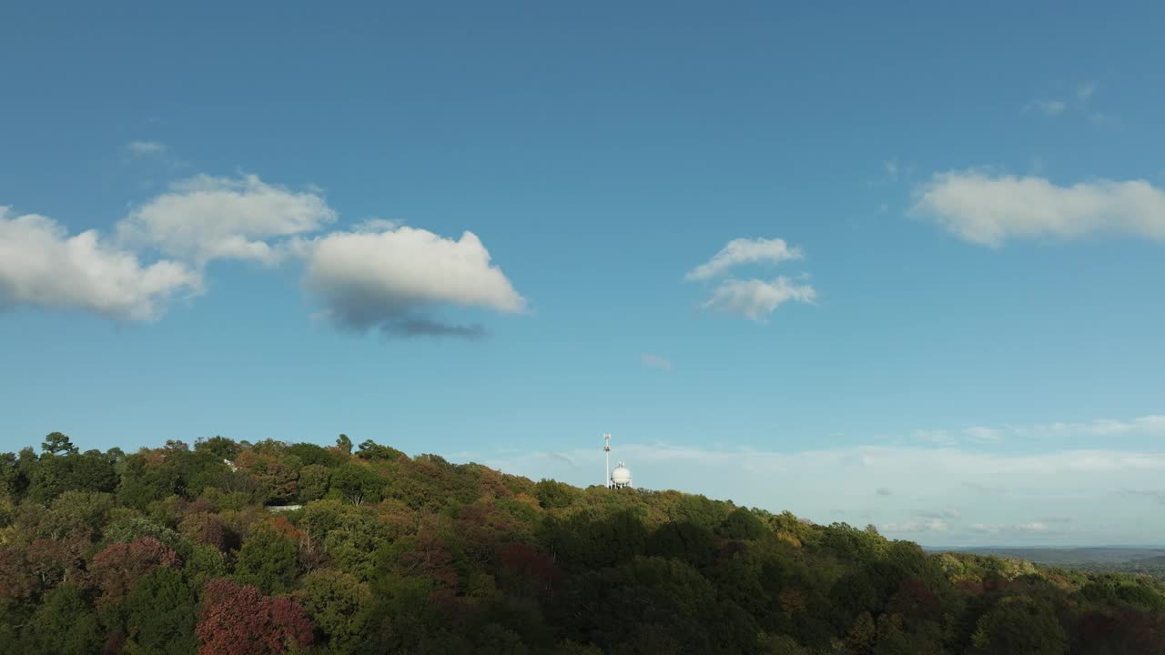 秋天的红杉山。费耶特维尔，阿肯色州，美国。空中下降射击视频素材