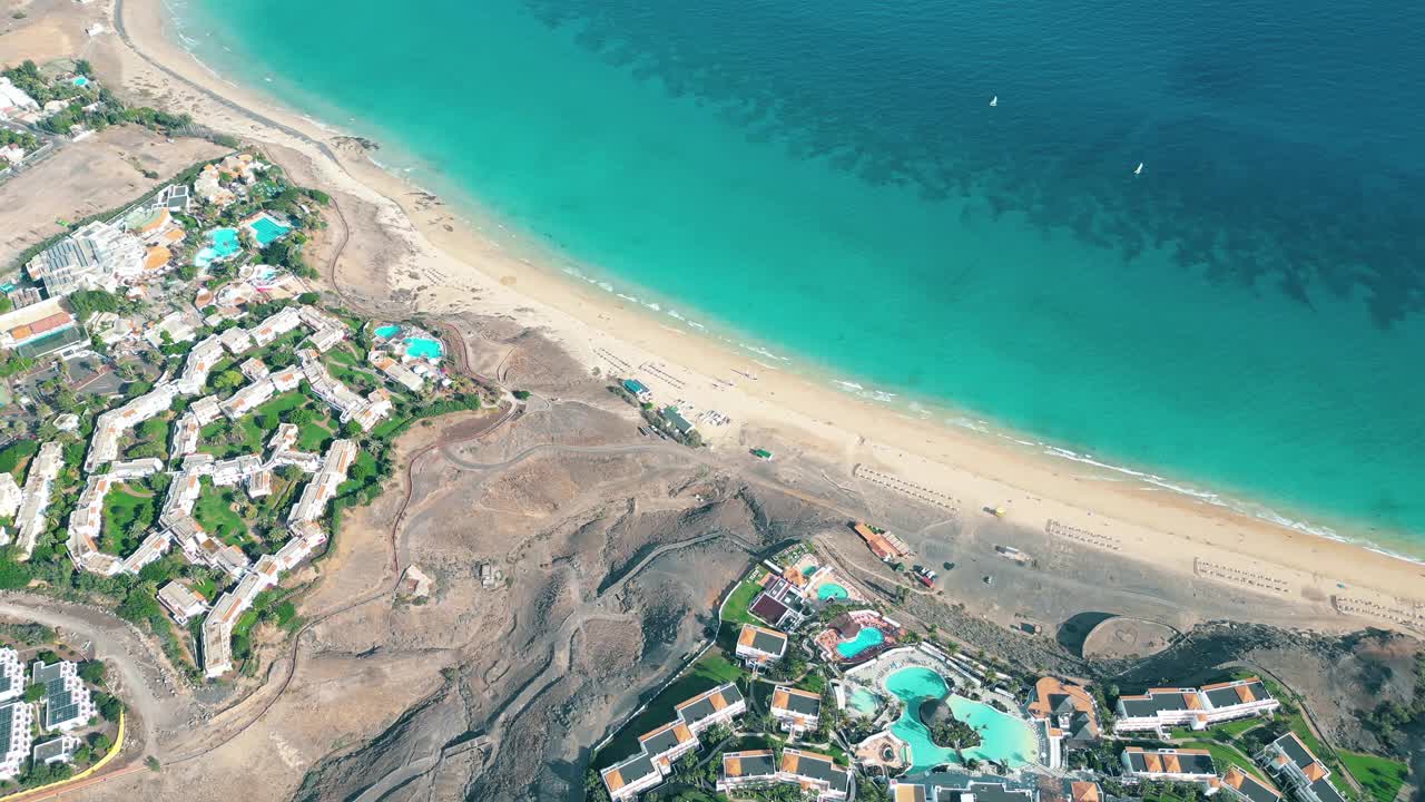 令人惊叹的埃斯昆佐海滩，无边无际的地平线。背景中的火山和大西洋。埃斯昆佐海滩，富埃特文图拉，加那利群岛，西班牙。富尔特文图拉海滩，公主酒店视频素材