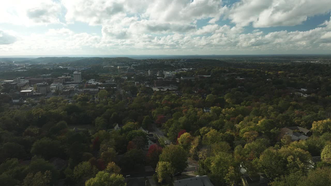 在阿肯色州的秋天，从Sequoyah山上俯瞰费耶特维尔市中心的全景。航拍摇摄视频素材