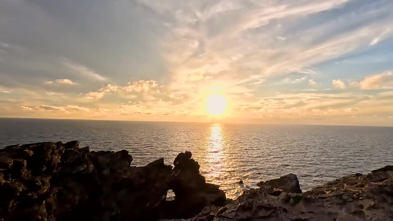 日落时分撒丁岛海岸的美丽景色。视频下载