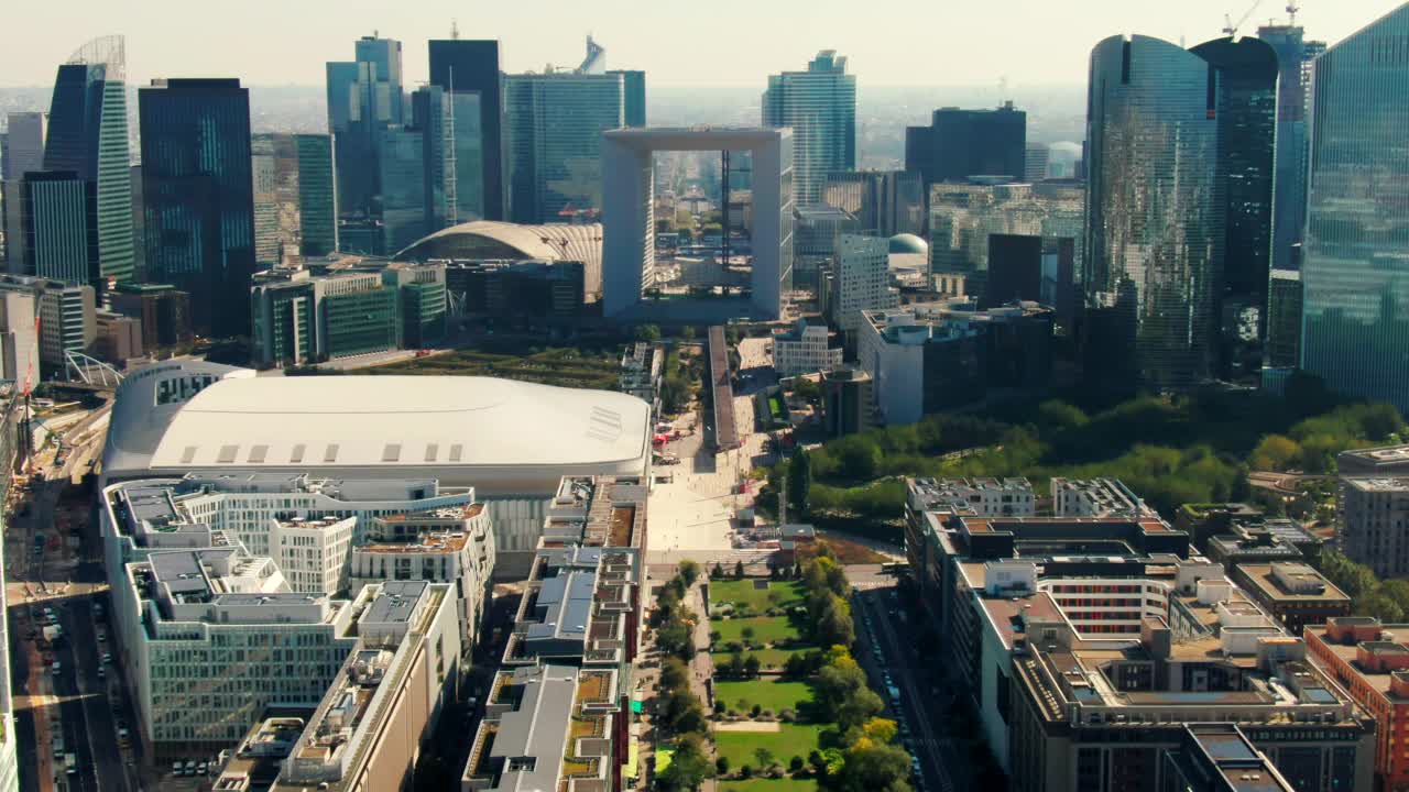 摩天大楼林立的巴黎市中心拉德芳斯商业区鸟瞰图视频素材