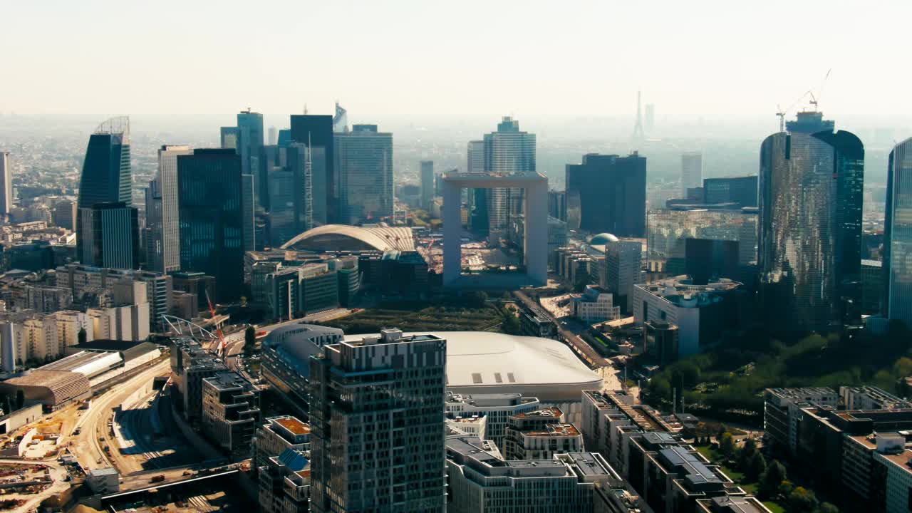 巴黎市中心摩天大楼和办公大楼的鸟瞰图视频素材