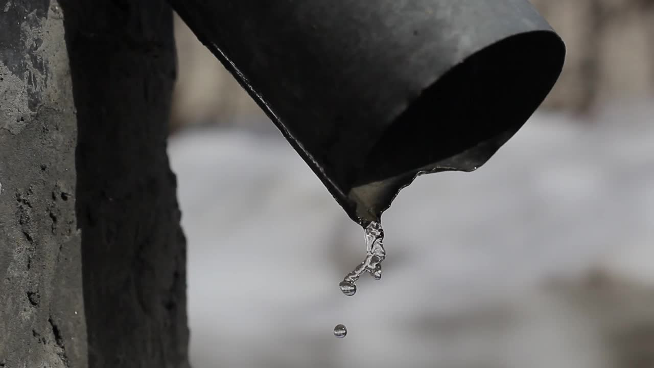 流动的水珠正在落下视频下载