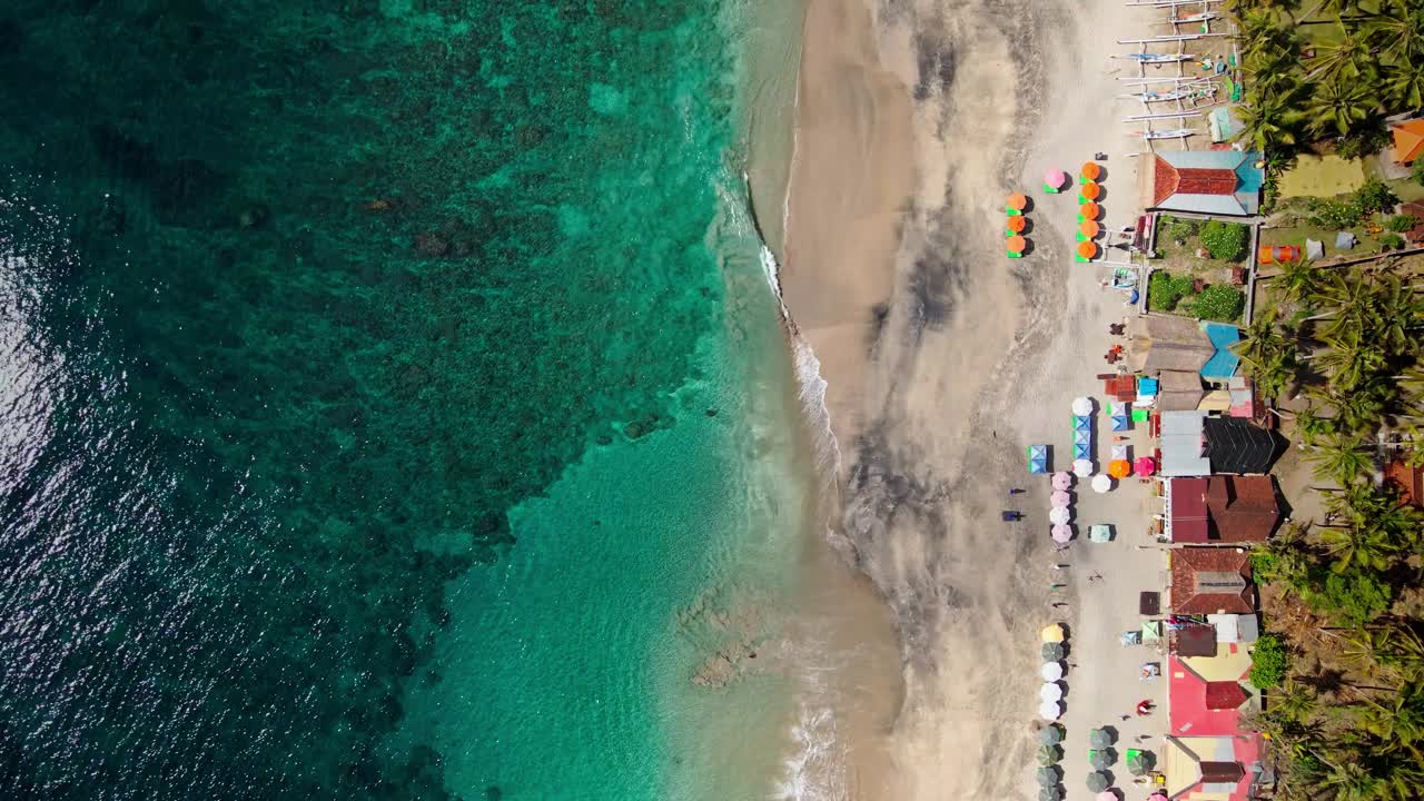 印尼卡兰加西姆，东巴厘岛的维珍海滩。梦想之旅户外探险。电影野生自然空中4K。茂密的棕榈树丛林和透明的绿色海水视频素材