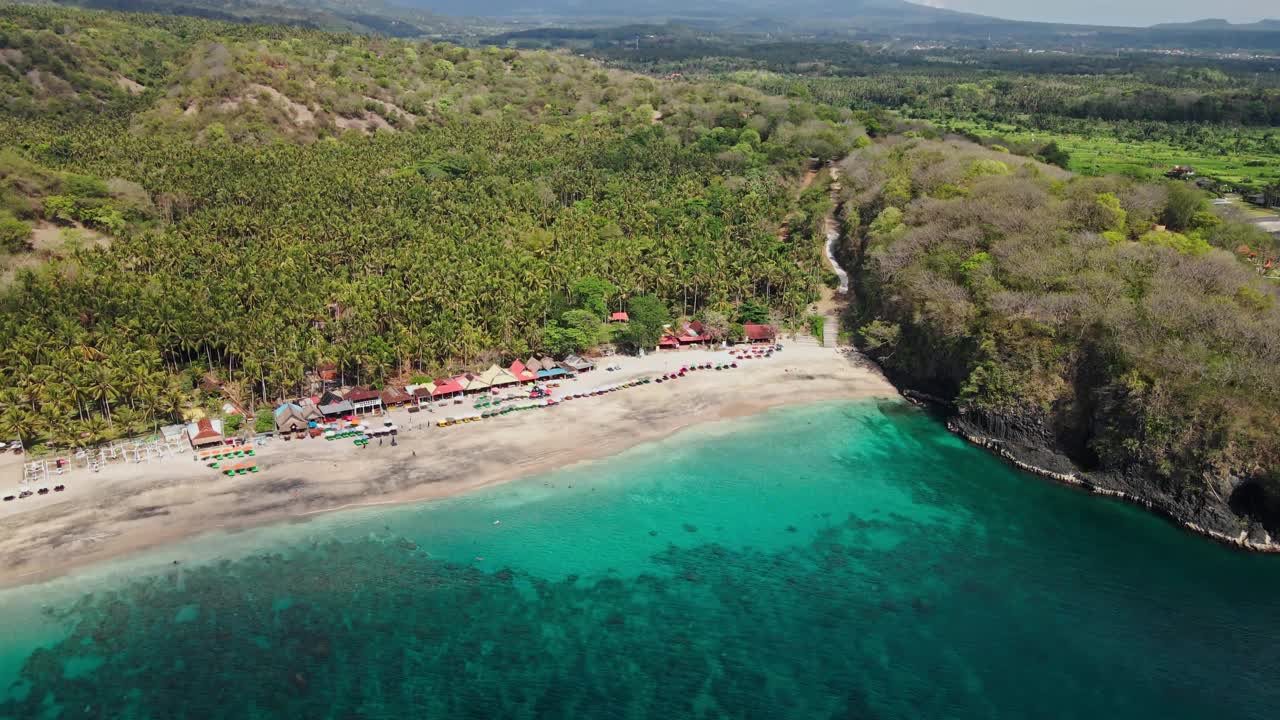 处女海滩与透明的绿色海水在东巴厘岛，Karangasem，印度尼西亚视频素材