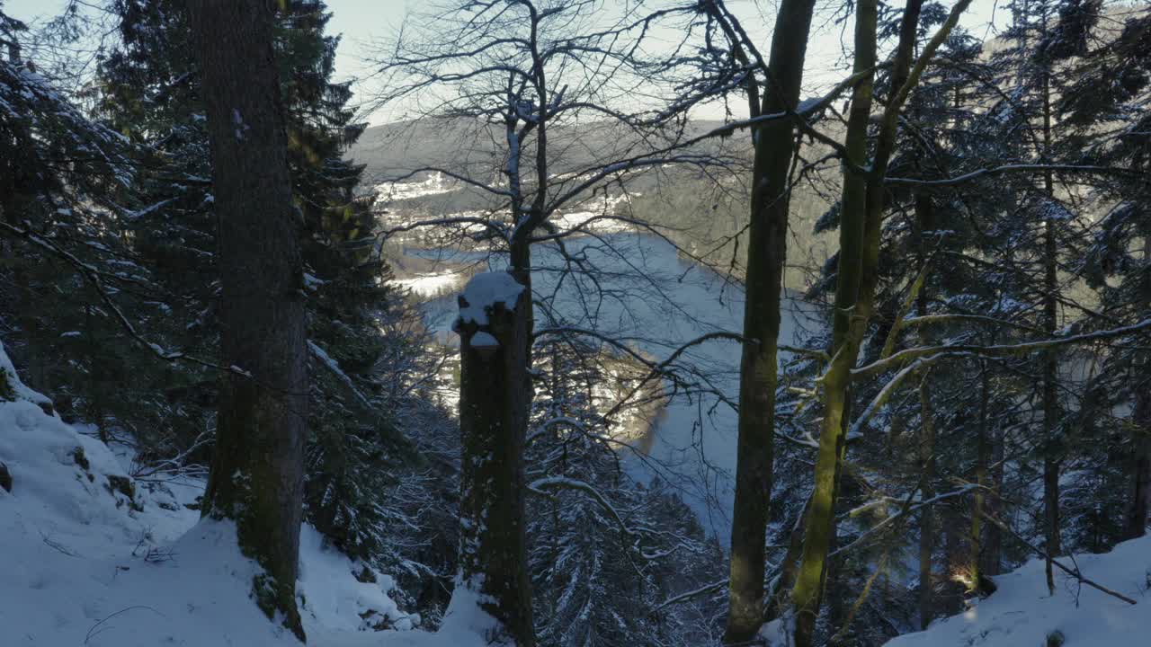 广角镜头:法国孚日山脉朗格默湖的雪山景观，视频素材