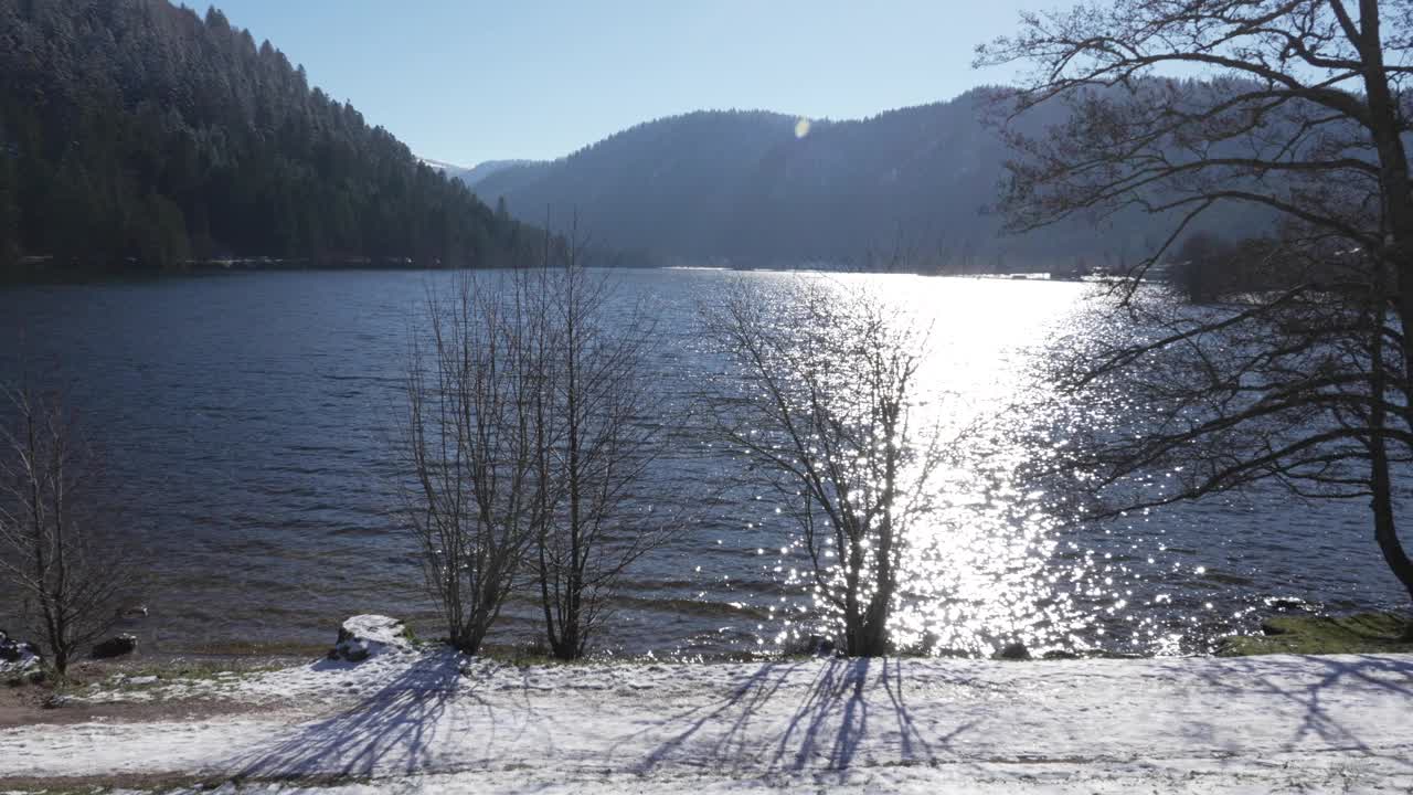 法国孚日雪域的朗格默湖和周围山林的广角镜头视频素材