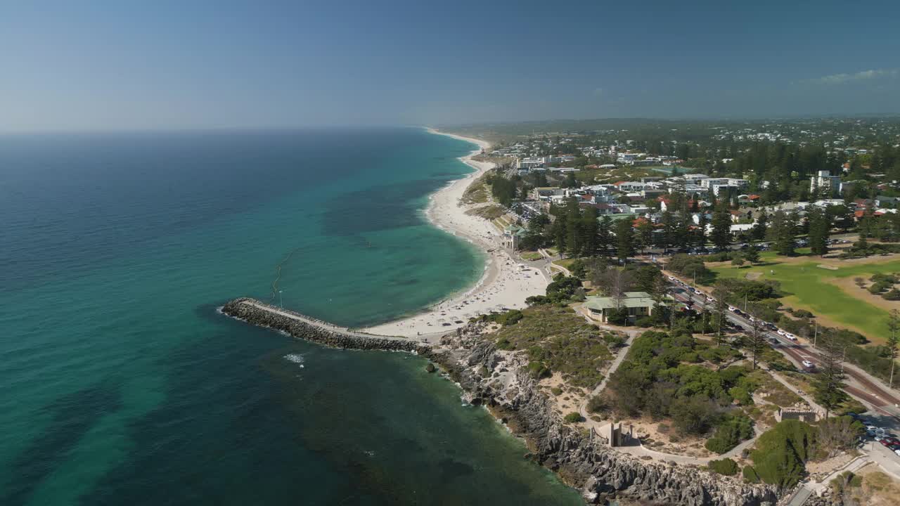 澳大利亚珀斯沿海郊区Cottesloe当代住宅的空中轨道拍摄视频素材