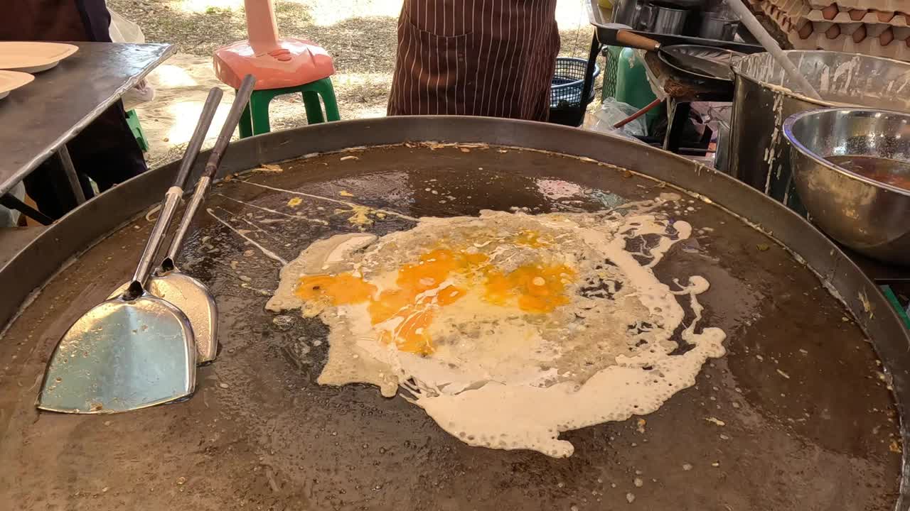 用煎锅炒蛋视频素材