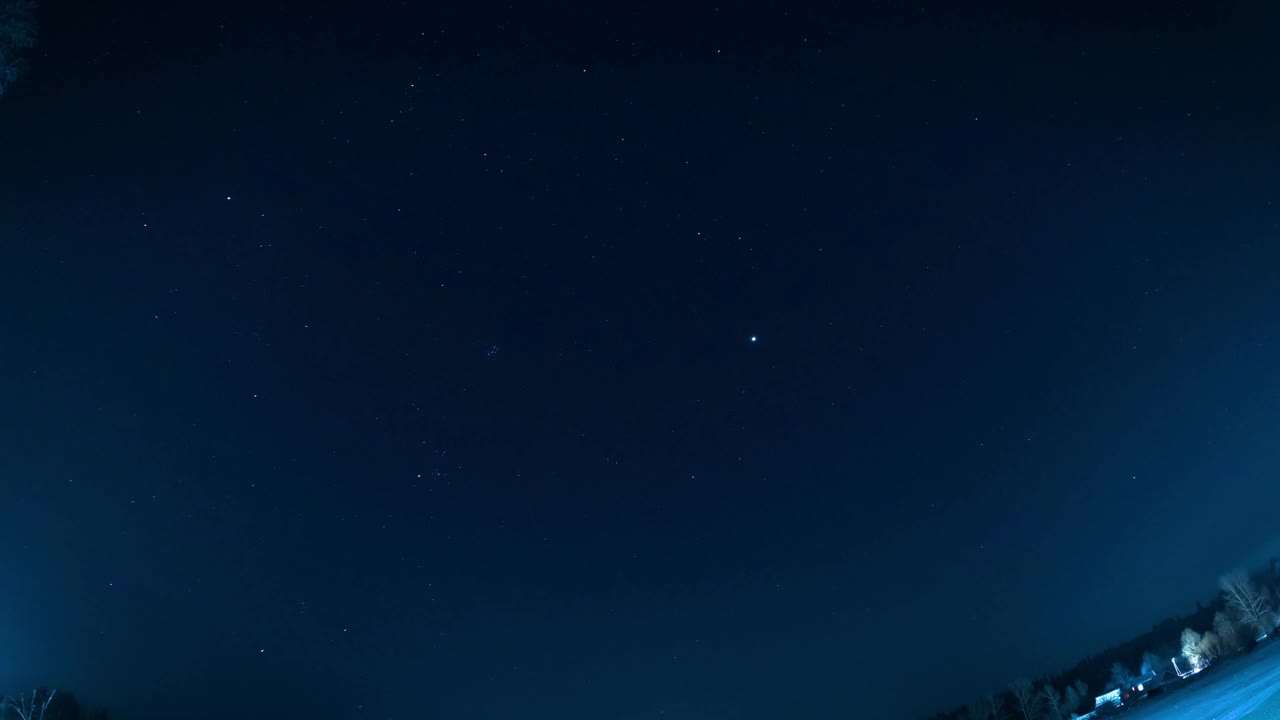 冬夜天空中移动星迹的时间间隔。银河系在旋转。夜晚的星空，银河在夜晚的地平线，美丽的黑暗的白天时间，星星闪耀，白色。星迹滚动。晴朗的天气视频素材