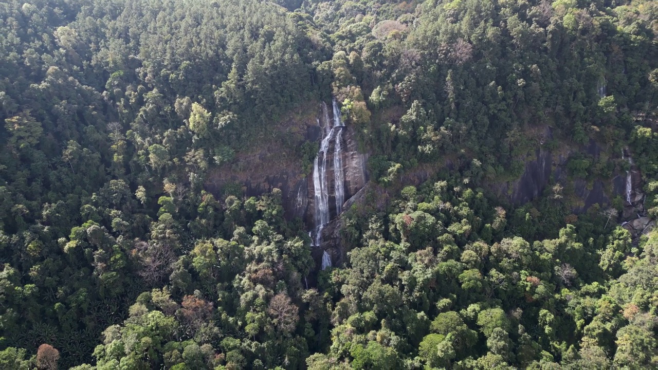 无人机拍摄的Siriphum瀑布，Doi Inthanon国家公园，泰国清迈省Chom Thong区视频下载