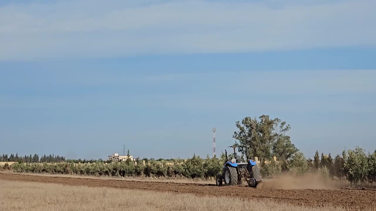 拖拉机耕地，农民在拖拉机上准备耕地，犁地视频素材