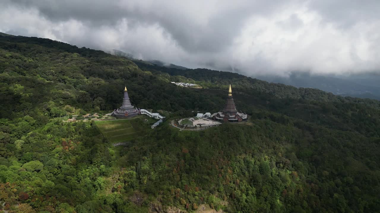 从泰国北部清迈省Doi Inthanon国家公园的Kew Mae Pan自然步道拍摄的双皇家切迪斯(国王和皇后塔)的无人机视频视频素材