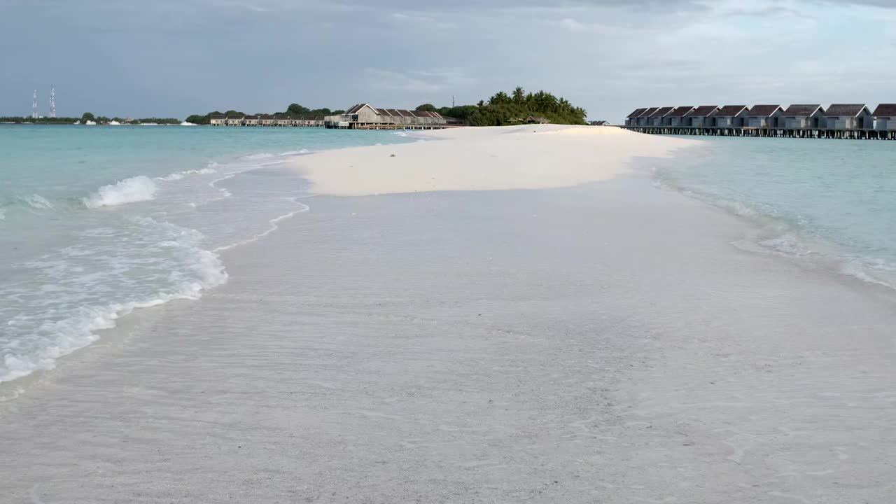 有海浪的海景，沙滩上沙滩上的脚印视频素材