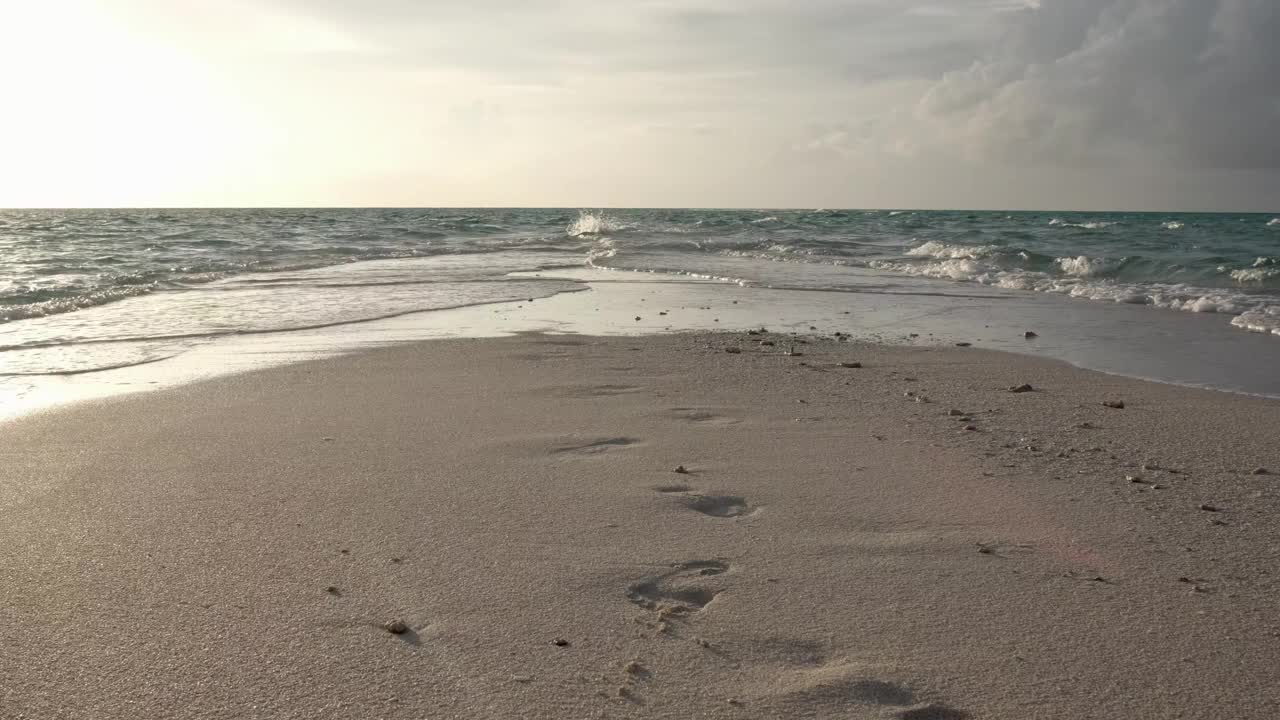 有海浪的海景，沙滩上沙滩上的脚印视频素材