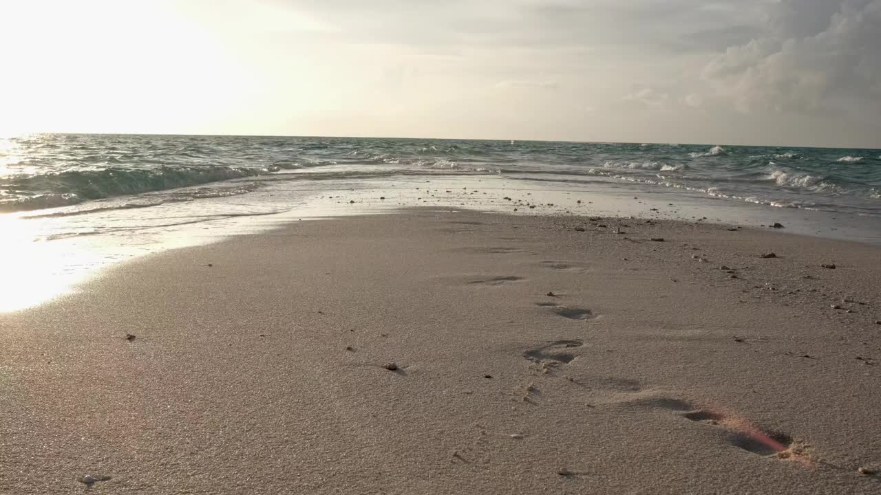 有海浪的海景，沙滩上沙滩上的脚印视频素材