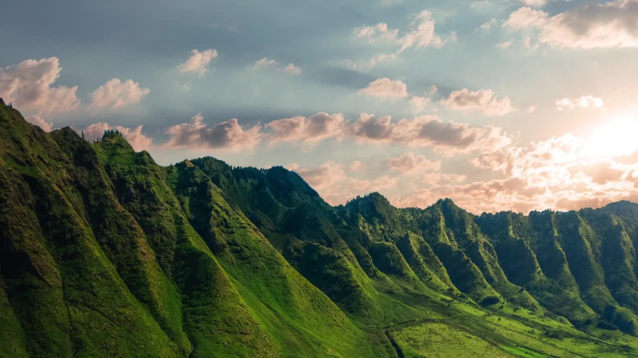 无人机拍摄的努瓦努帕里悬崖的科奥劳山日落在奥胡岛，夏威夷视频素材