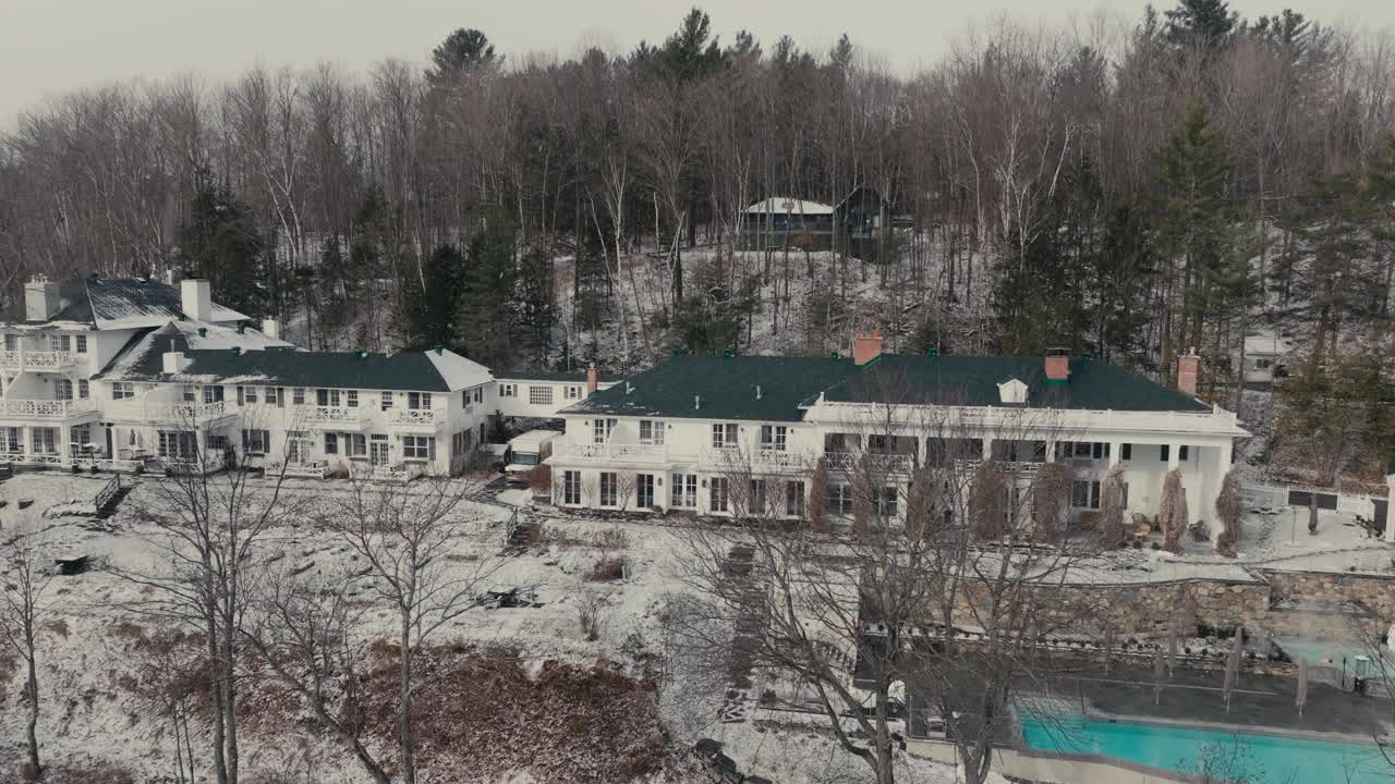 加拿大魁魁省北哈特利冬季降雪期间的马诺·霍维酒店大厦。无人机航拍视频素材