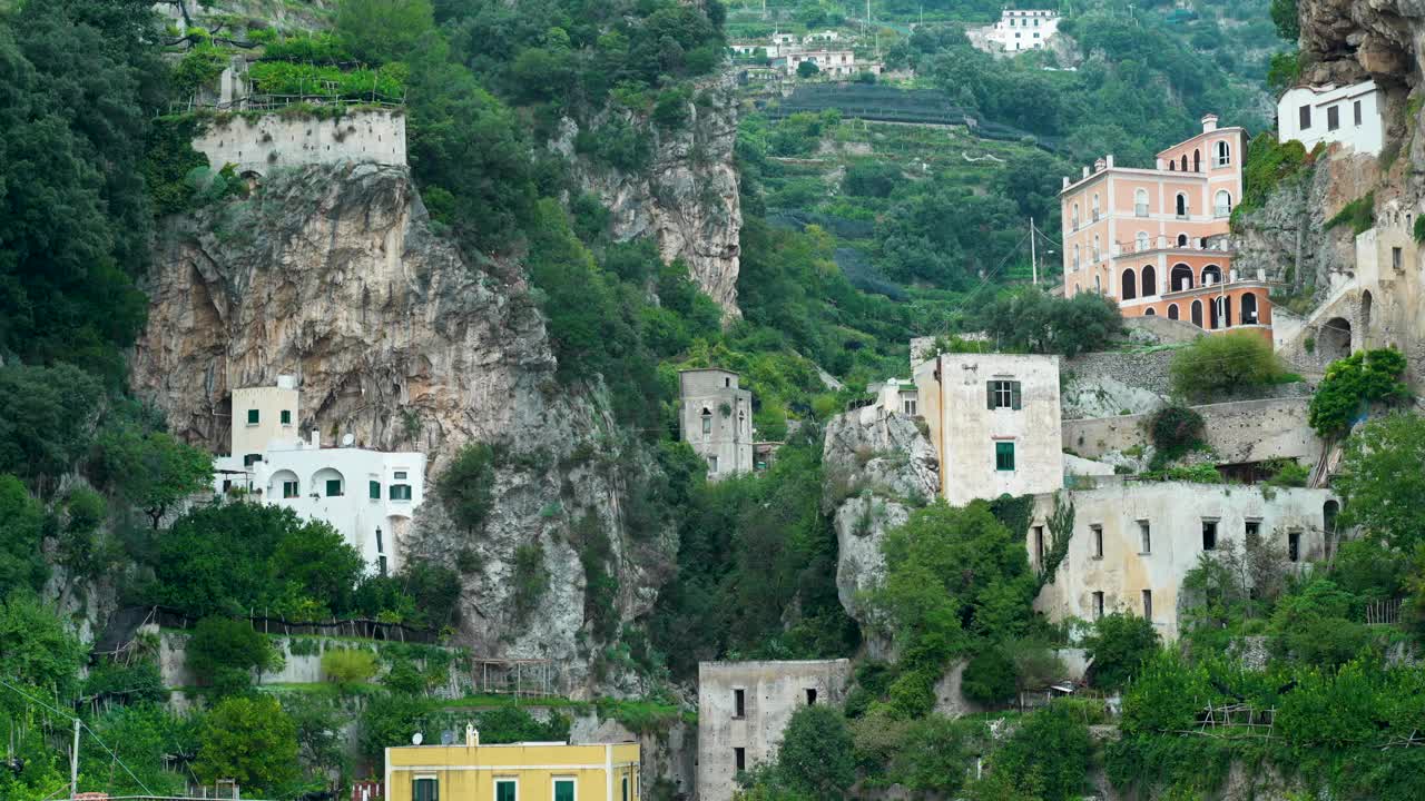 阿马尔菲海岸阿特拉尼村的房屋和别墅建在山崖岩石表面上。视频素材