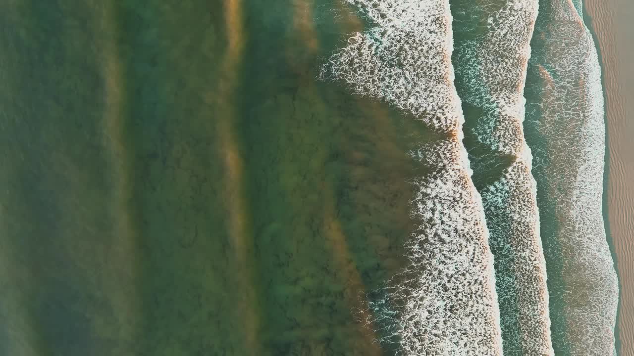 在大西洋的波浪上飞行视频素材