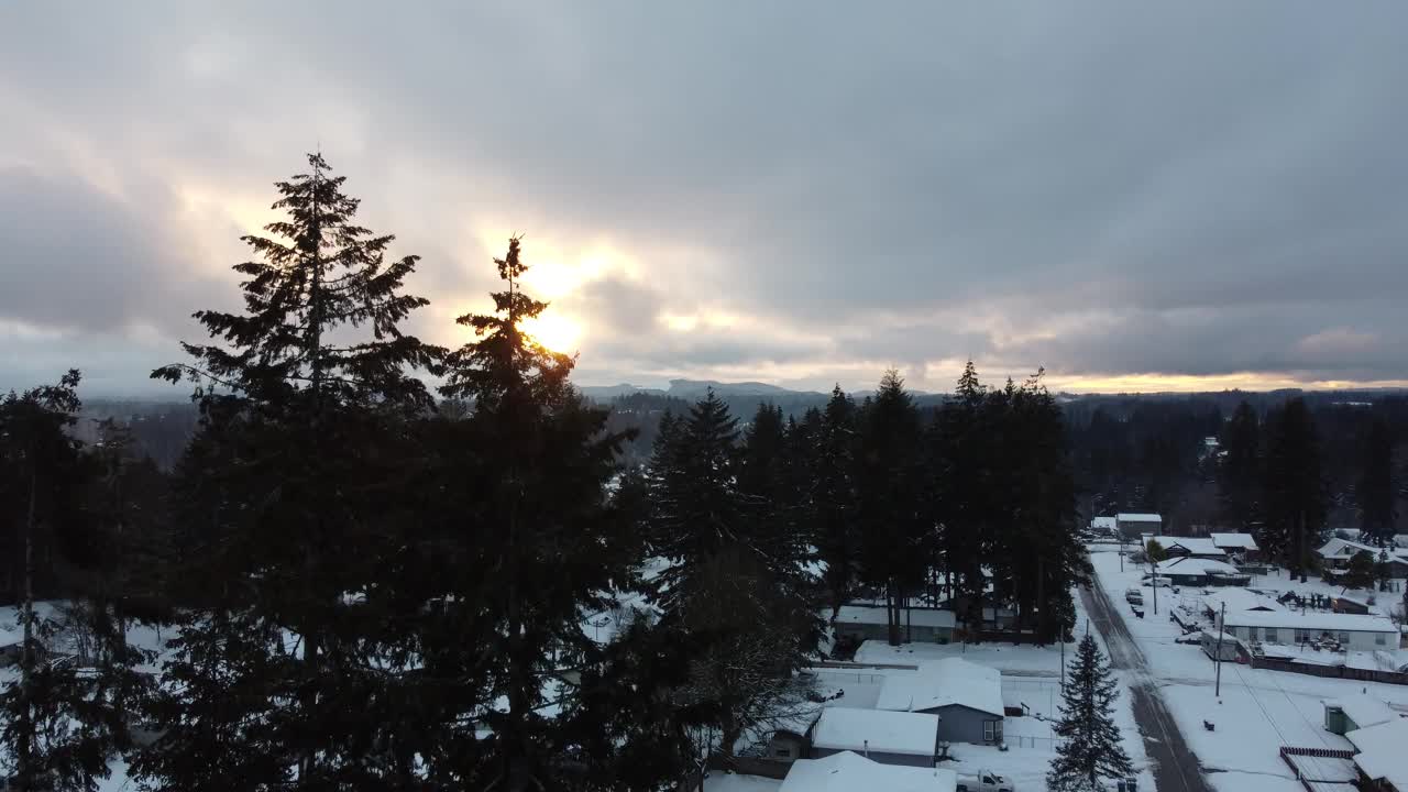 冬天小镇上白雪皑皑的夕阳视频素材